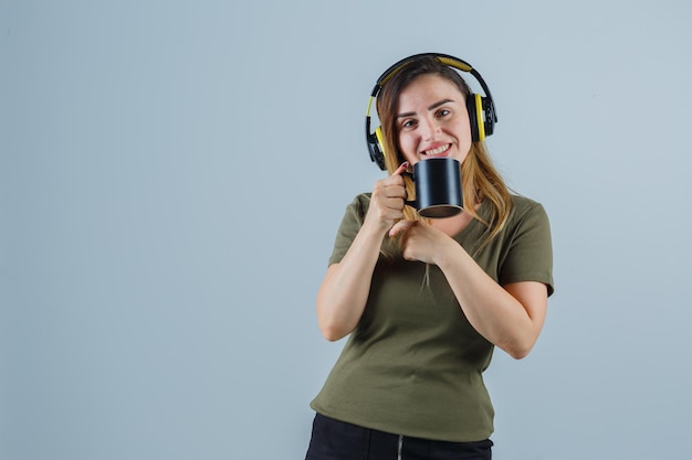 Jeune femme expressive posant dans le studio