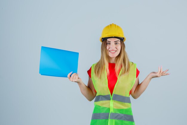 Jeune femme expressive posant dans le studio