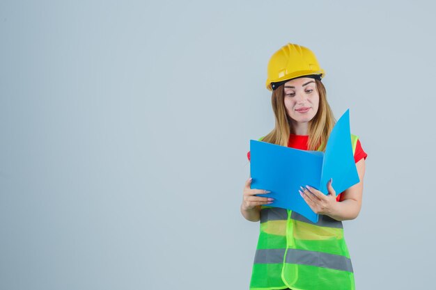 Jeune femme expressive posant dans le studio