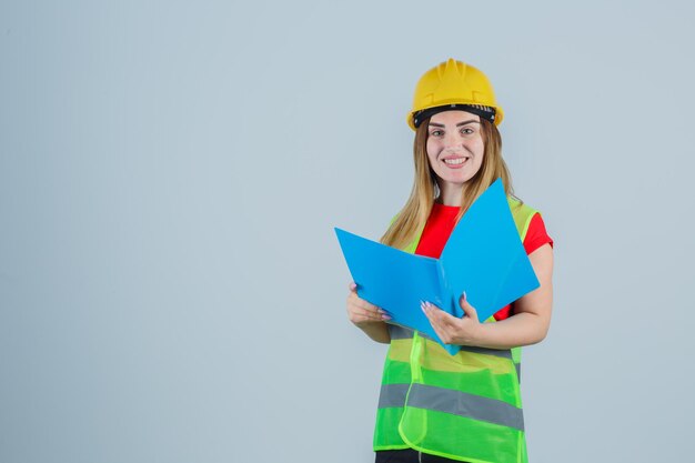 Jeune femme expressive posant dans le studio