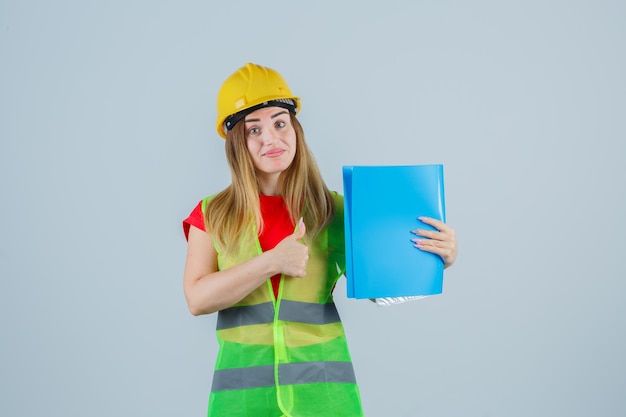 Jeune femme expressive posant dans le studio