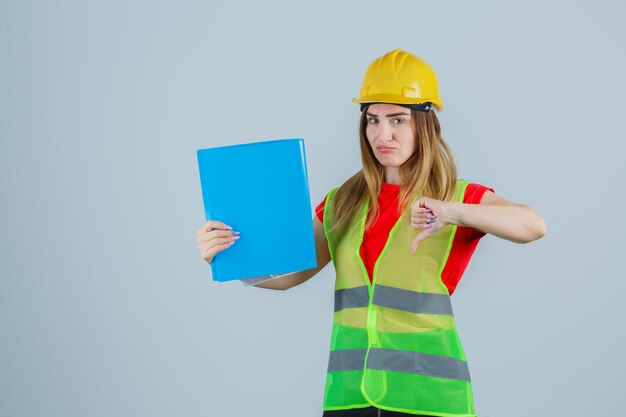 Jeune femme expressive posant dans le studio