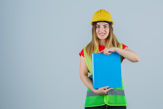 Jeune femme expressive posant dans le studio