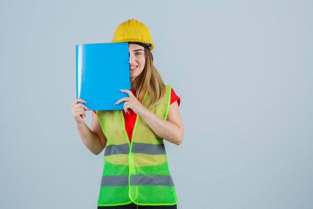 Jeune femme expressive posant dans le studio