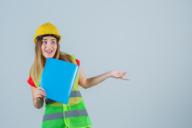 Jeune femme expressive posant dans le studio