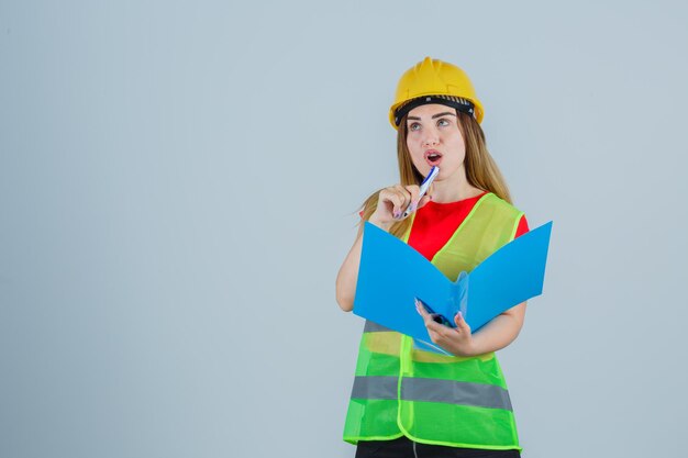 Jeune femme expressive posant dans le studio