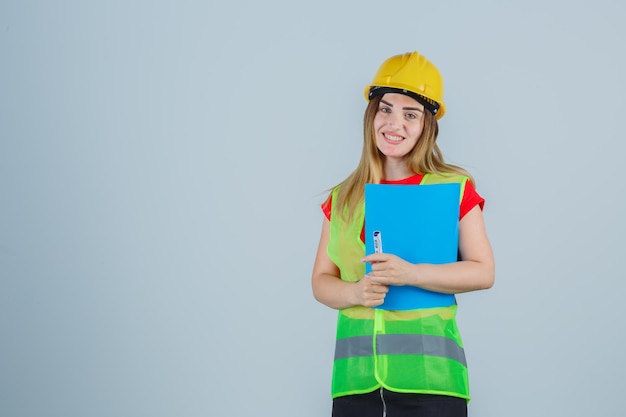 Jeune femme expressive posant dans le studio