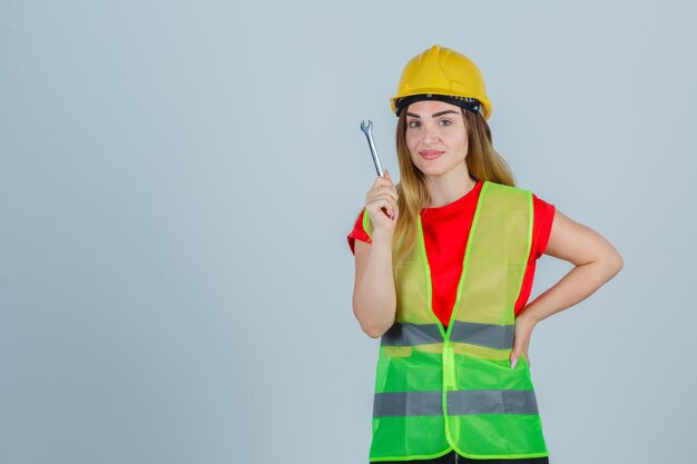 Jeune femme expressive posant dans le studio