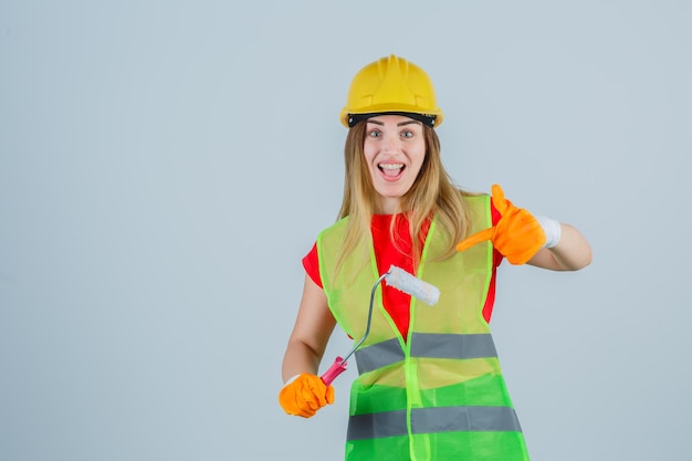 Jeune femme expressive posant dans le studio