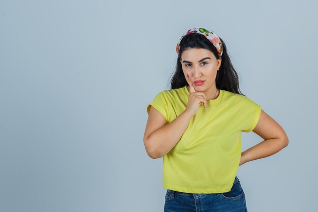 Jeune femme expressive posant dans le studio