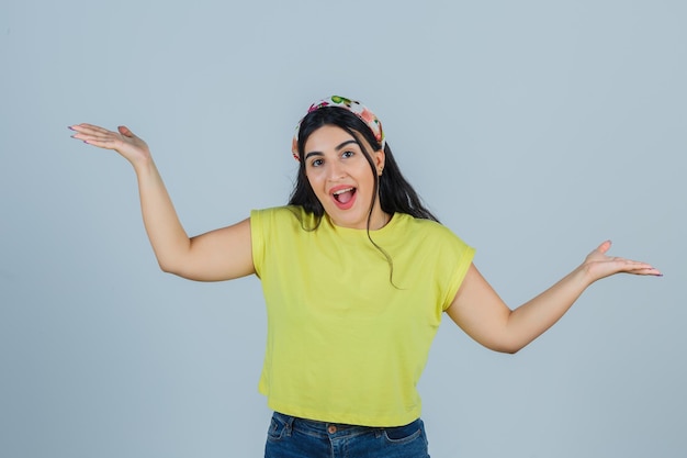 Jeune femme expressive posant dans le studio