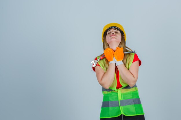 Jeune femme expressive posant dans le studio