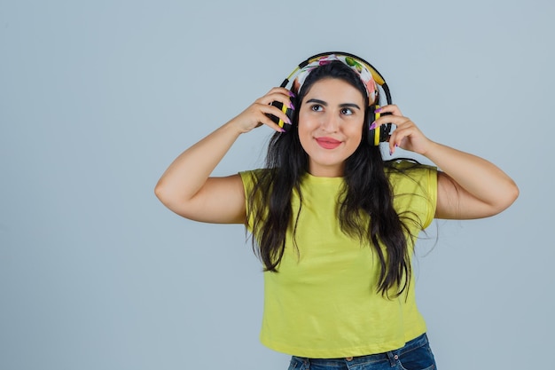 Jeune femme expressive posant dans le studio