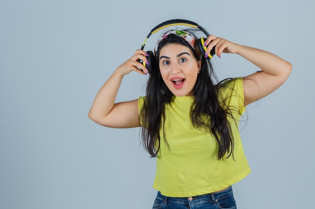 Jeune femme expressive posant dans le studio