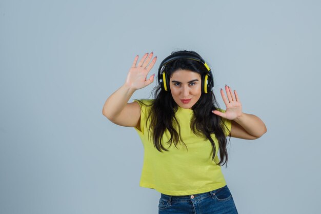 Jeune femme expressive posant dans le studio