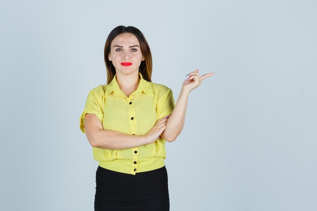 Jeune femme expressive posant dans le studio