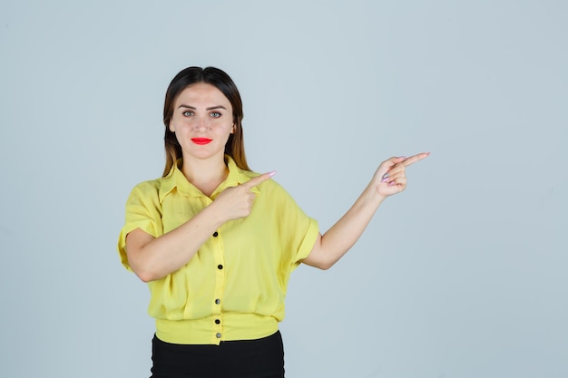 Jeune femme expressive posant dans le studio