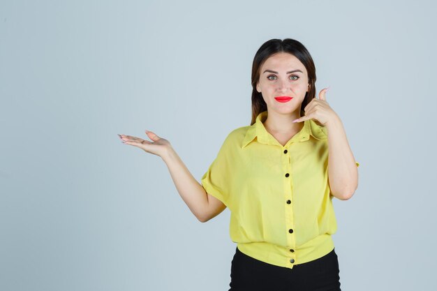 Jeune femme expressive posant dans le studio