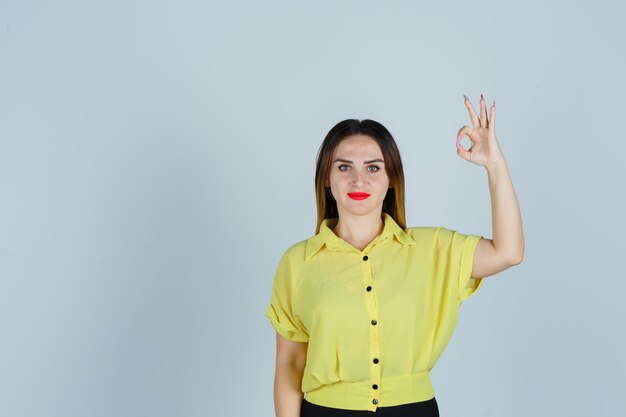 Jeune femme expressive posant dans le studio