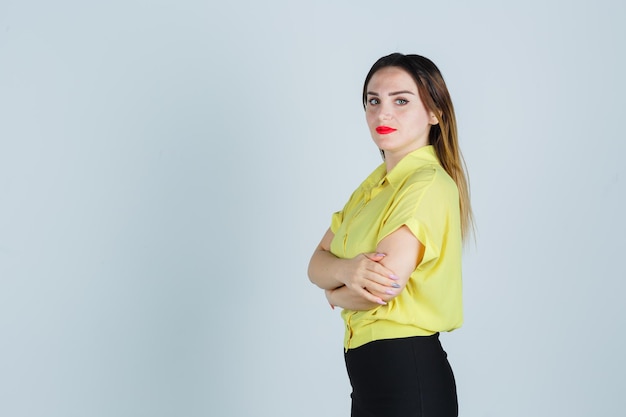 Jeune femme expressive posant dans le studio