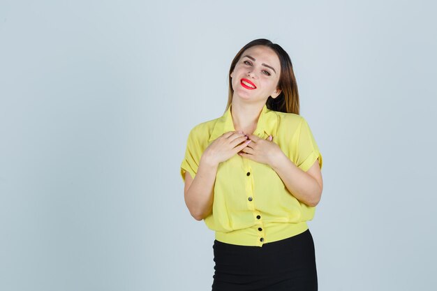 Jeune femme expressive posant dans le studio