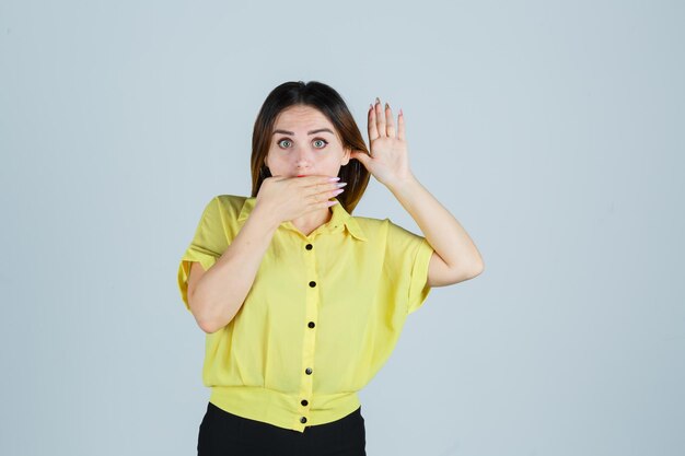 Jeune femme expressive posant dans le studio