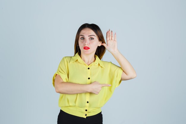 Jeune femme expressive posant dans le studio