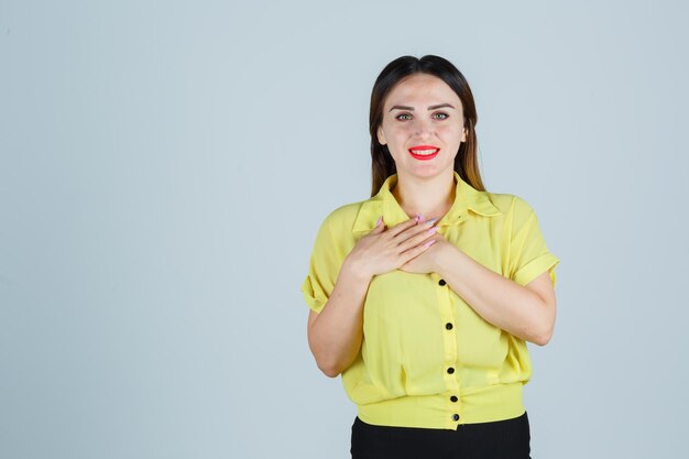 Jeune femme expressive posant dans le studio