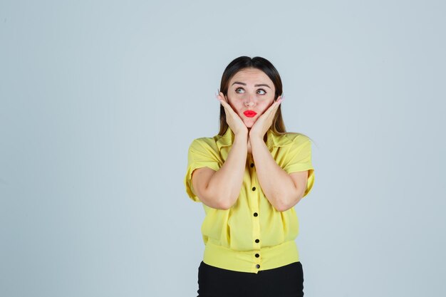 Jeune femme expressive posant dans le studio