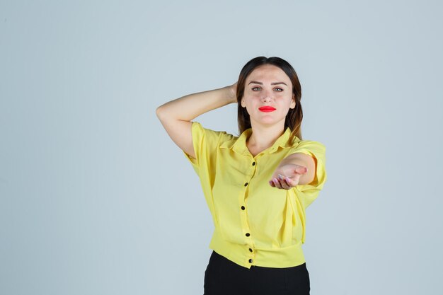 Jeune femme expressive posant dans le studio