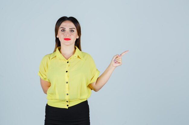 Jeune femme expressive posant dans le studio