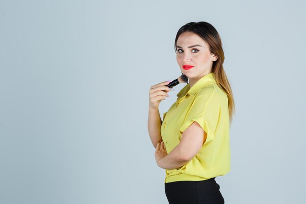 Jeune femme expressive posant dans le studio