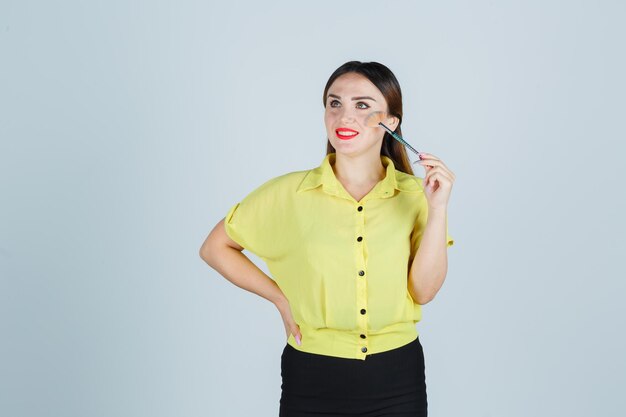 Jeune femme expressive posant dans le studio