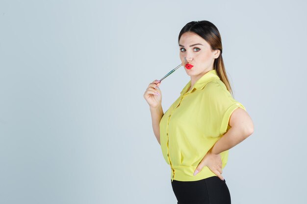 Jeune femme expressive posant dans le studio