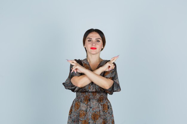 Jeune femme expressive posant dans le studio