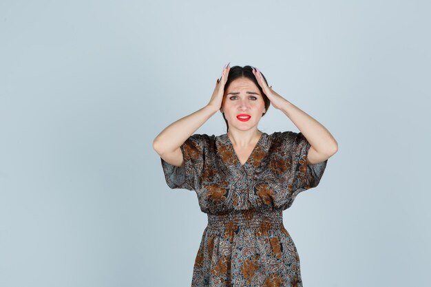 Jeune femme expressive posant dans le studio