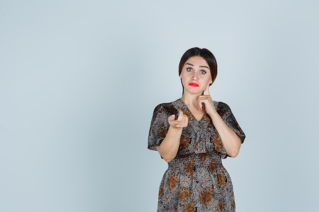 Jeune femme expressive posant dans le studio