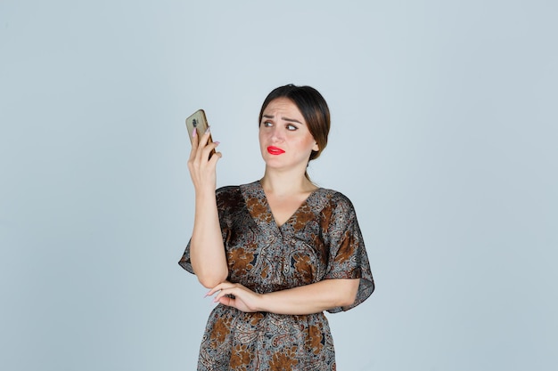 Jeune femme expressive posant dans le studio