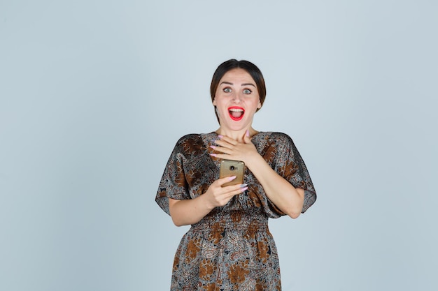 Jeune femme expressive posant dans le studio