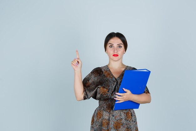 Jeune femme expressive posant dans le studio