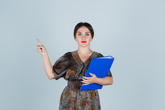 Jeune femme expressive posant dans le studio