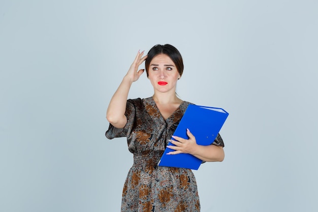 Jeune femme expressive posant dans le studio