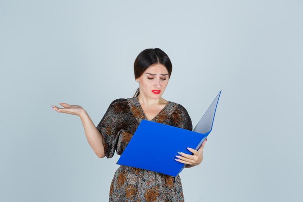 Jeune femme expressive posant dans le studio