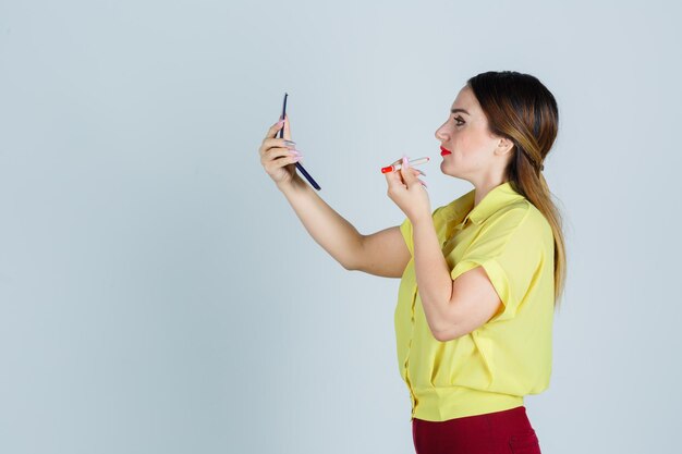 Jeune femme expressive posant dans le studio