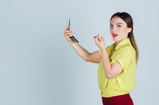 Jeune femme expressive posant dans le studio