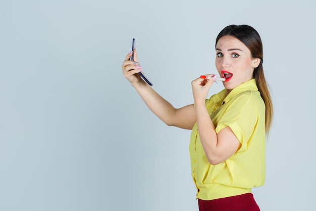 Jeune femme expressive posant dans le studio