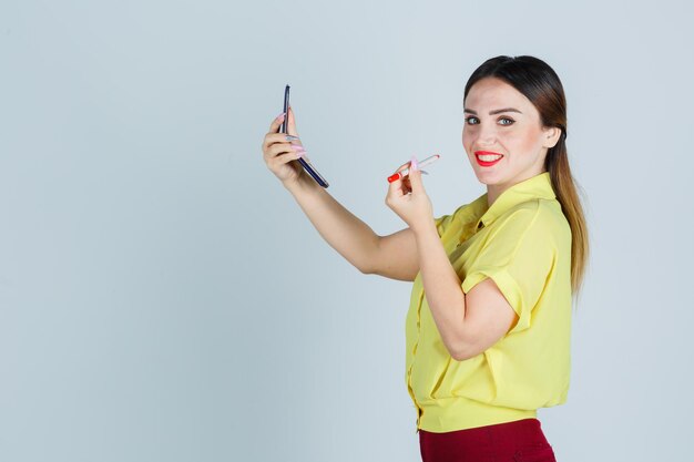 Jeune femme expressive posant dans le studio