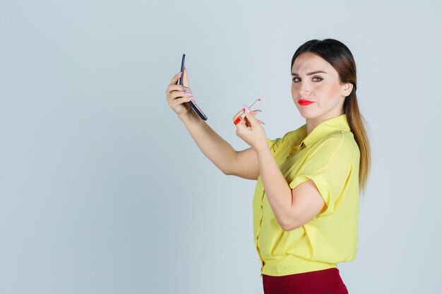 Jeune femme expressive posant dans le studio