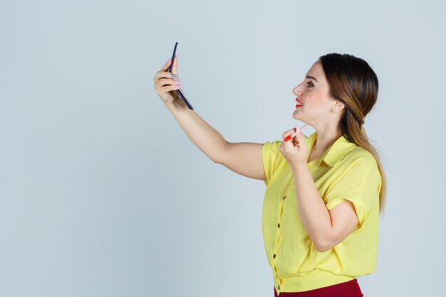 Jeune femme expressive posant dans le studio