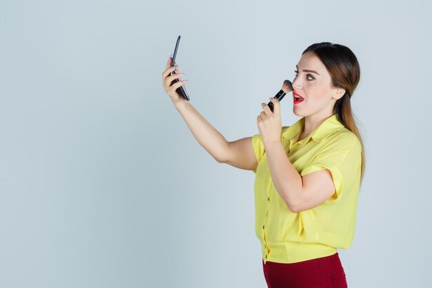 Jeune femme expressive posant dans le studio